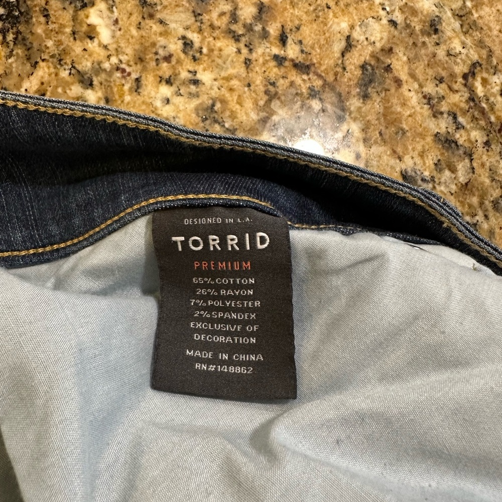 Torrid distressed skinny jeans. Plus size 24S - Picture 3 of 7